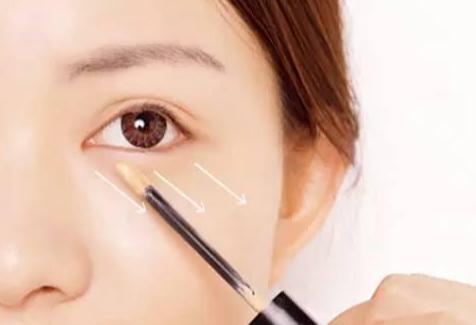 黑眼圈泪沟遮瑕*法大**来了！和pk107高光比比，好不好用你说了算