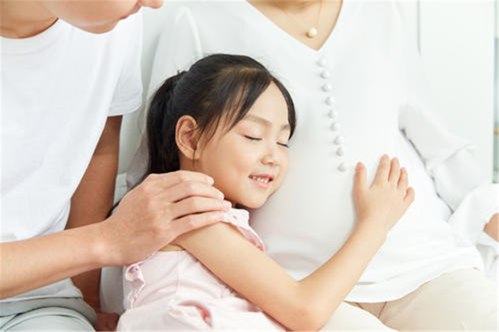 剖腹产妈妈亲子照,妈妈拍下宝宝淡定下床