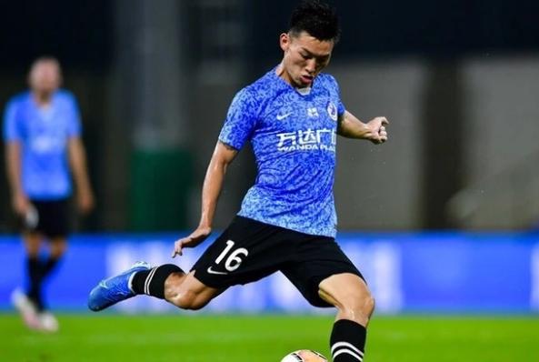 球坛又现流血事件!23岁足球新星顶球时被撞,血流满面当场送医