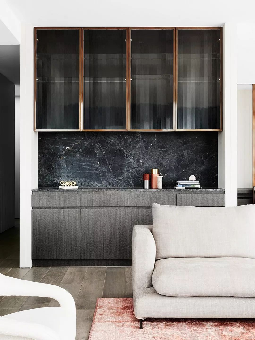 长虹玻璃做出来的阳台隔断效果,长虹玻璃嵌入墙体增加采光