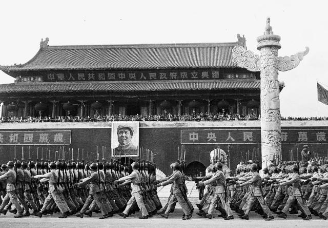 1949年开国大典，毛主席正装之下，穿着4个大窟窿的羊毛衫裤