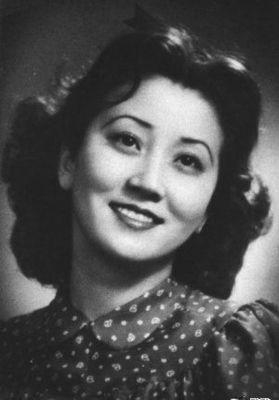 此女，父亲是蒋百里，丈夫是两弹元勋，表哥是金庸，表弟是徐志摩