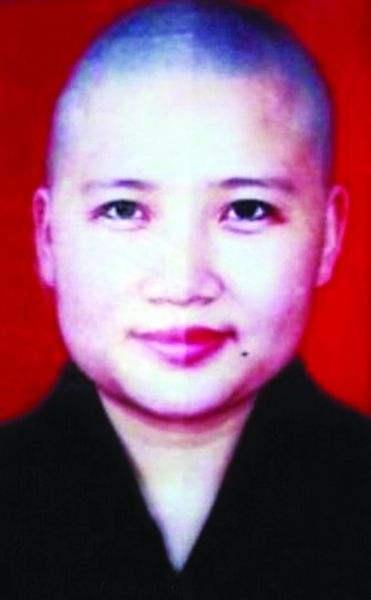 歌手李娜57岁了,出家前1月还在推广民族音乐,曾有两段悲伤恋情