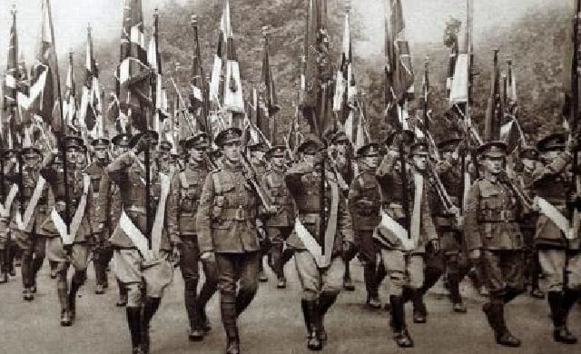 二战德军衣服上的红带子,德军身上挂的圆筒是什么