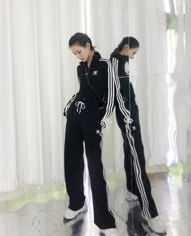 寮犱簣鏇︾孩鑹茶繛琛ｈ鎼厤,寮犱簣鏇﹀悐甯﹁绌挎惌鏃ュ父