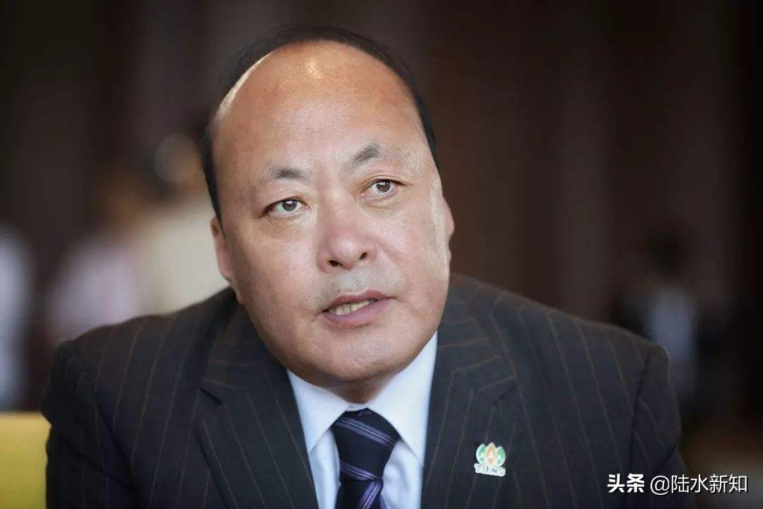 曾花上亿搞阅兵，如今10亿豪宅被拆，天津首富怎么了？