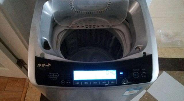 洗衣机下有个小暗格怎样清洗污垢,洗衣机需要定期清理哪些部位图示