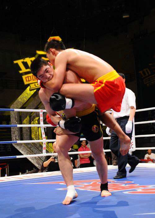 被逼发威的职业选手发声明：健身教练激怒我出手，才将他打挺在地