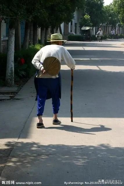 父亲留下的拐杖图片,父亲拄拐棍背影素材