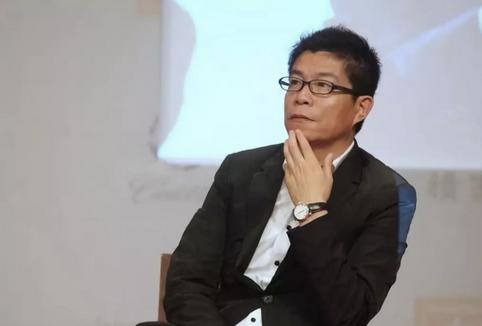 从“父女恋”到“母子恋”,这个52岁女人把自己活成了美国萧亚轩