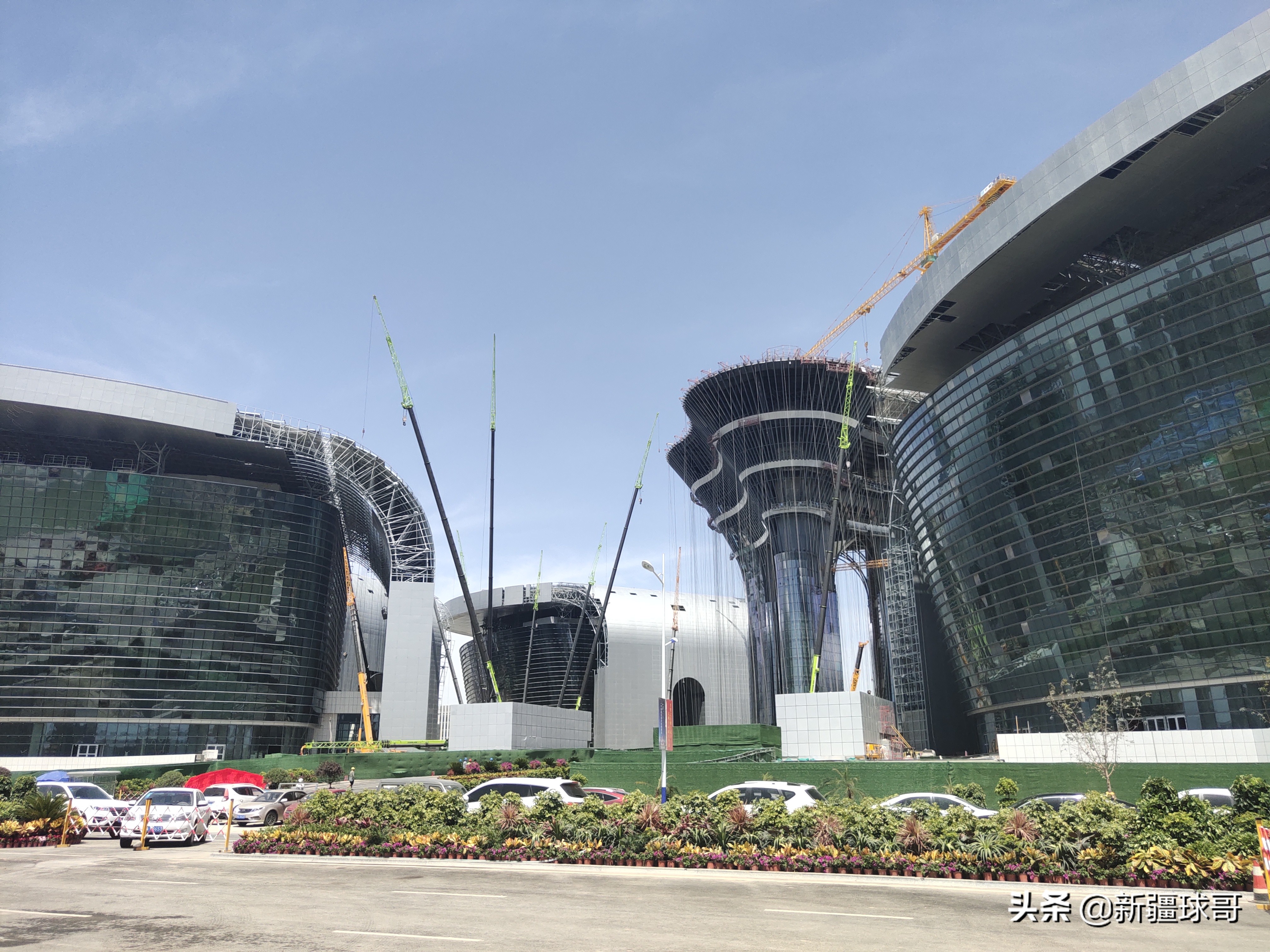 乌鲁木齐会展中心和经开区,乌鲁木齐会展新区和高铁新区比较