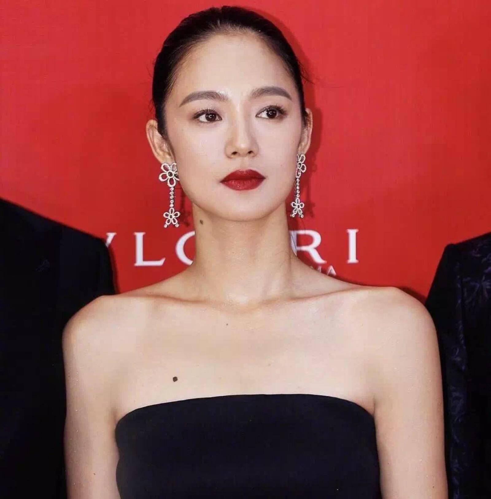 溜肩严重的明星,溜肩毁身材4招帮你改善圆肩