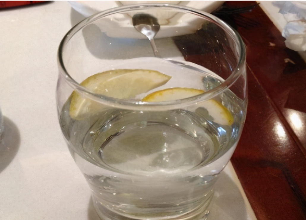 吃牛排端上来的柠檬水 (为什么吃牛排要先上一杯柠檬水)