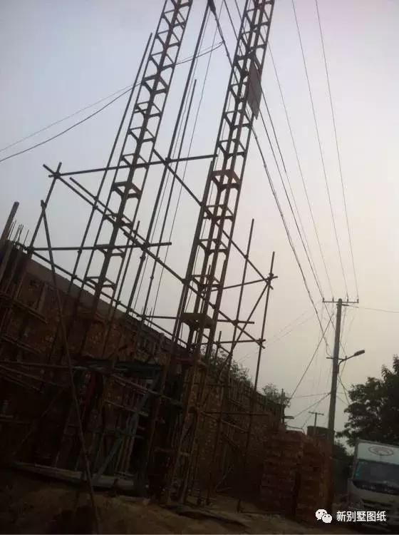 小伙盖三层农村别墅，占地150平米只花不到50万，你觉得怎么样？