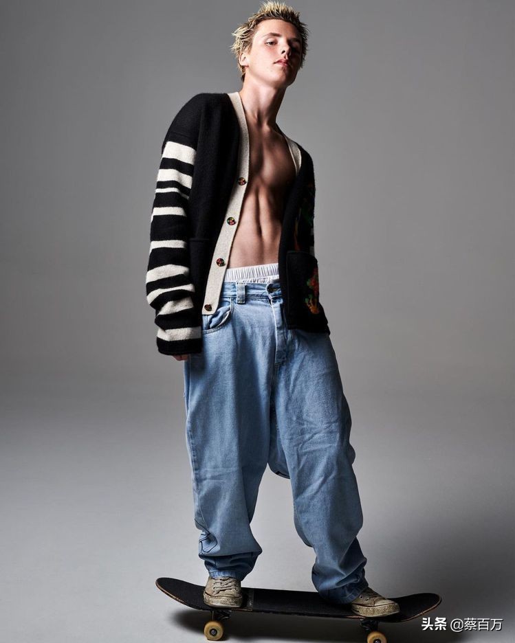 贝克汉姆晒小儿子克鲁兹工作照,克鲁兹贝克汉姆秀肌肉