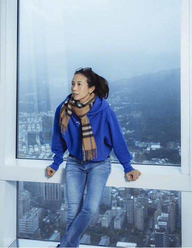 莫文蔚穿皮裤,穿牛仔裤的莫文蔚