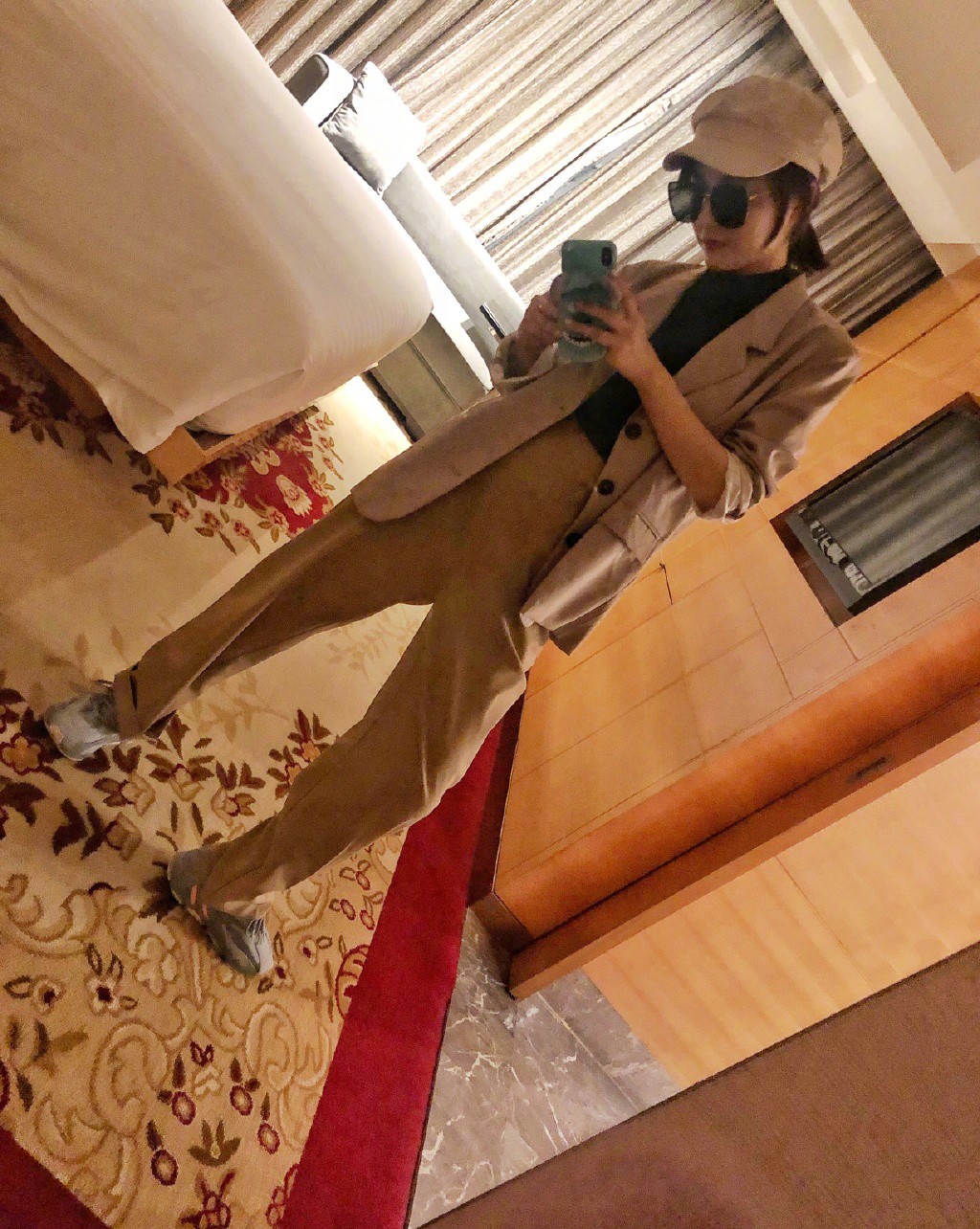 吴昕晒*服私**，穿西装直筒裤满满复古风，网友却说：手机壳哪买的？