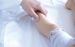 小孩推拿完打嗝怎么回事,小儿打嗝怎么推拿