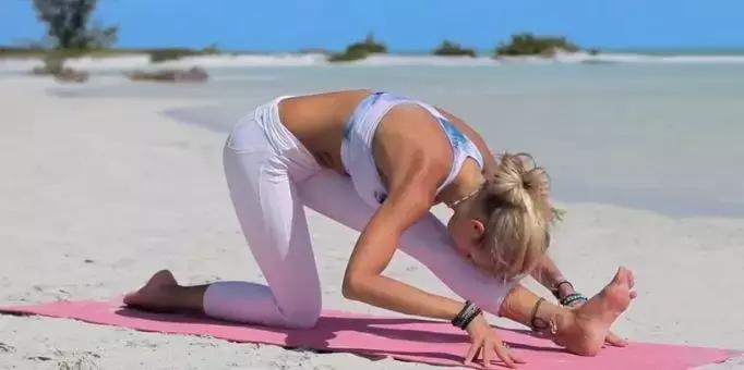 经期趴着有利于排经血,经期趴床上缓解疼痛吗