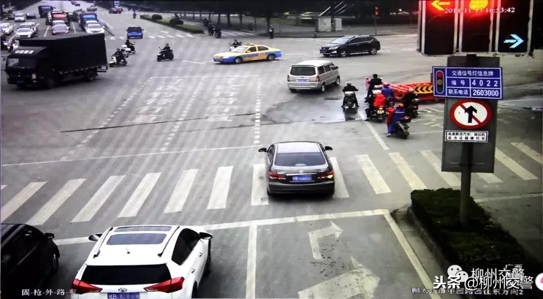 路口右转有圆灯和箭头灯怎么走,路口信号灯右拐注意事项