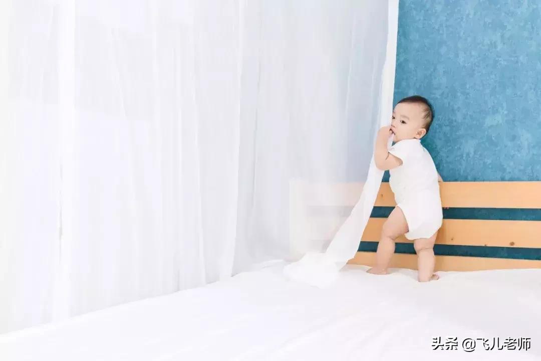 2个月宝宝正确抬头爬姿势,引导婴儿抬头翻身爬行训练方法