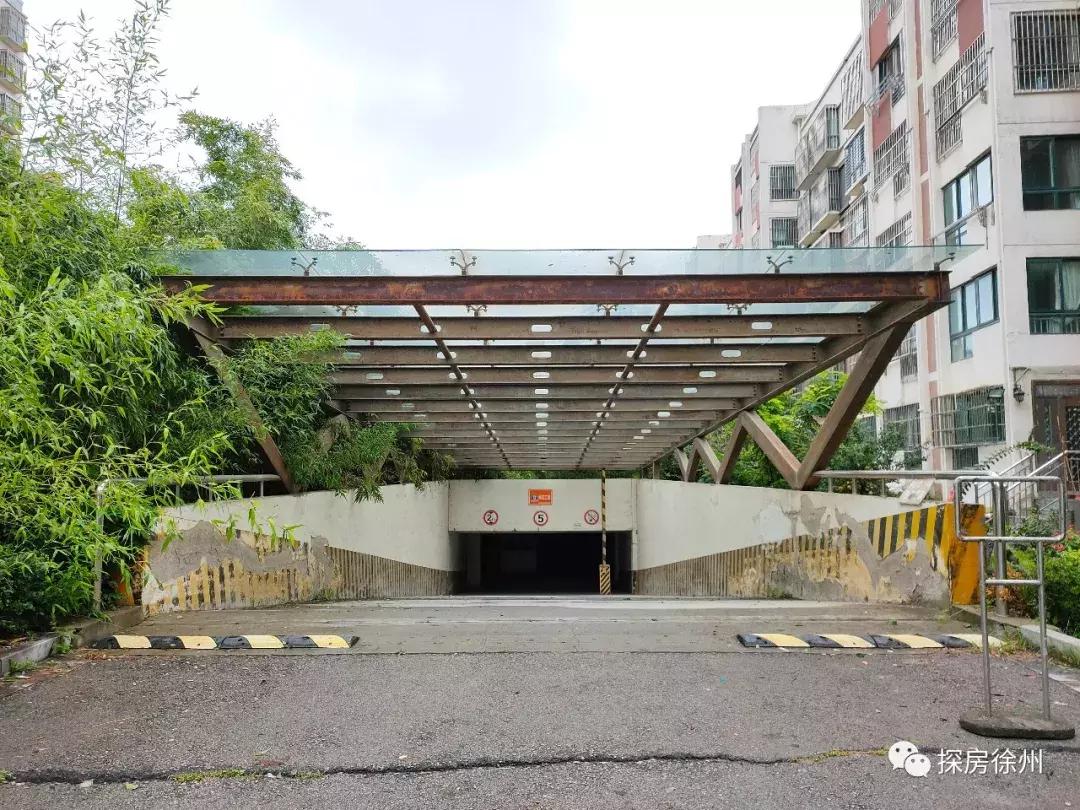 这个小区有点酷！门面全靠保安大爷撑起来，实探后竟发现...