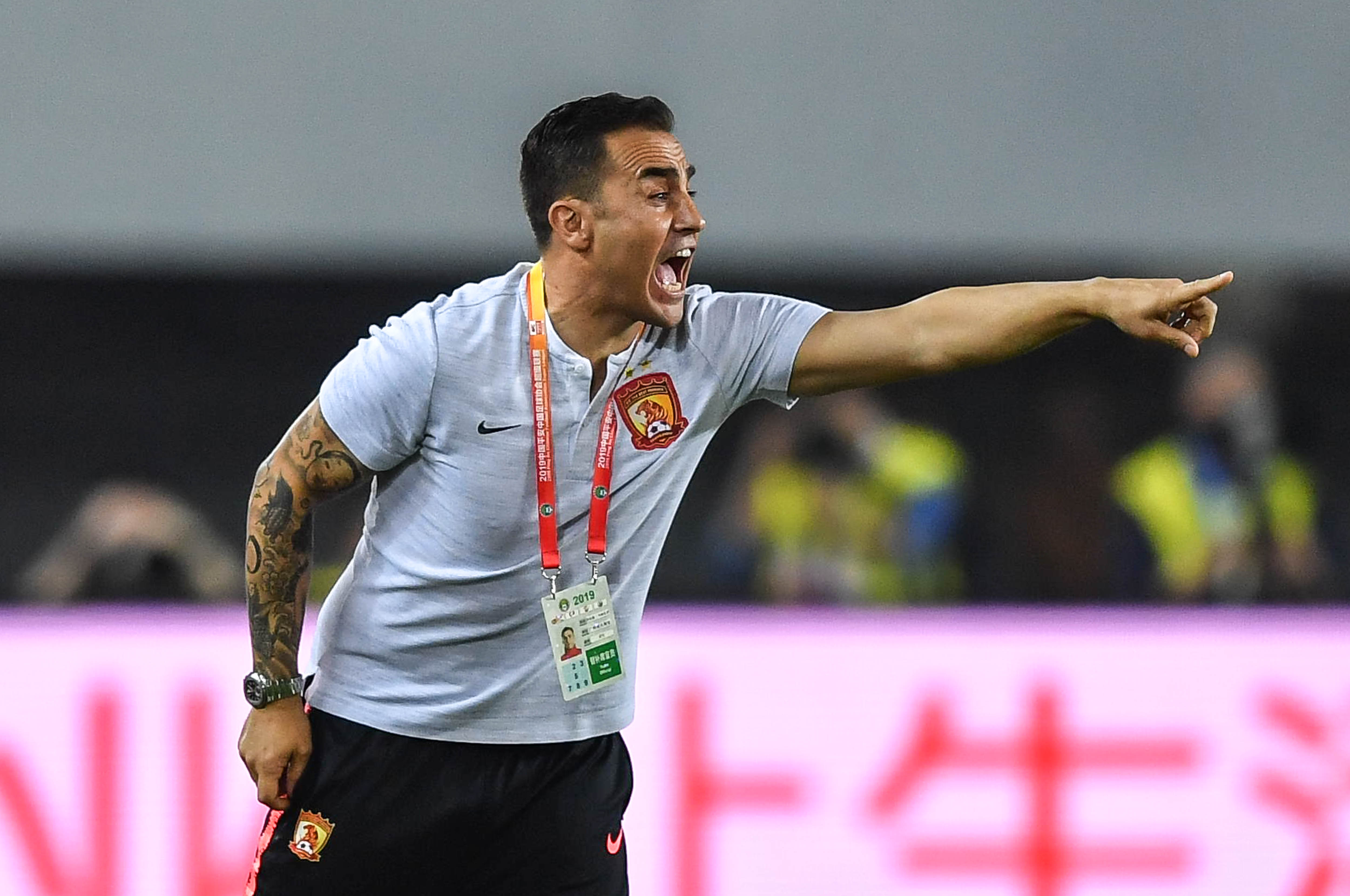 中国杯进入倒计时，苏亚雷斯来了，国足还是老将打天下