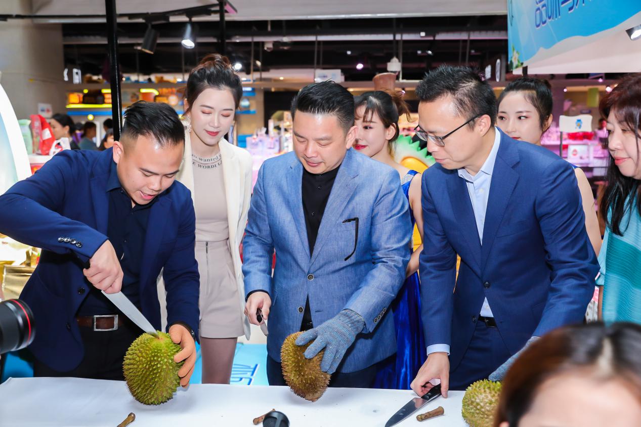 中国首秀!马来部长淘宝直播手劈榴莲,5分钟卖1000个