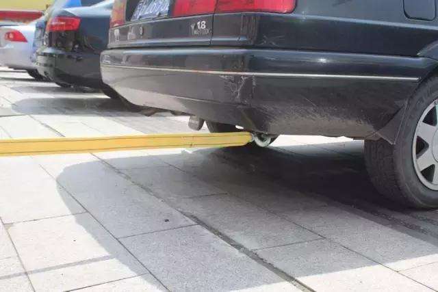 汽车电瓶没电怎么办教你几个妙招,汽车电瓶没电怎么办教你一招