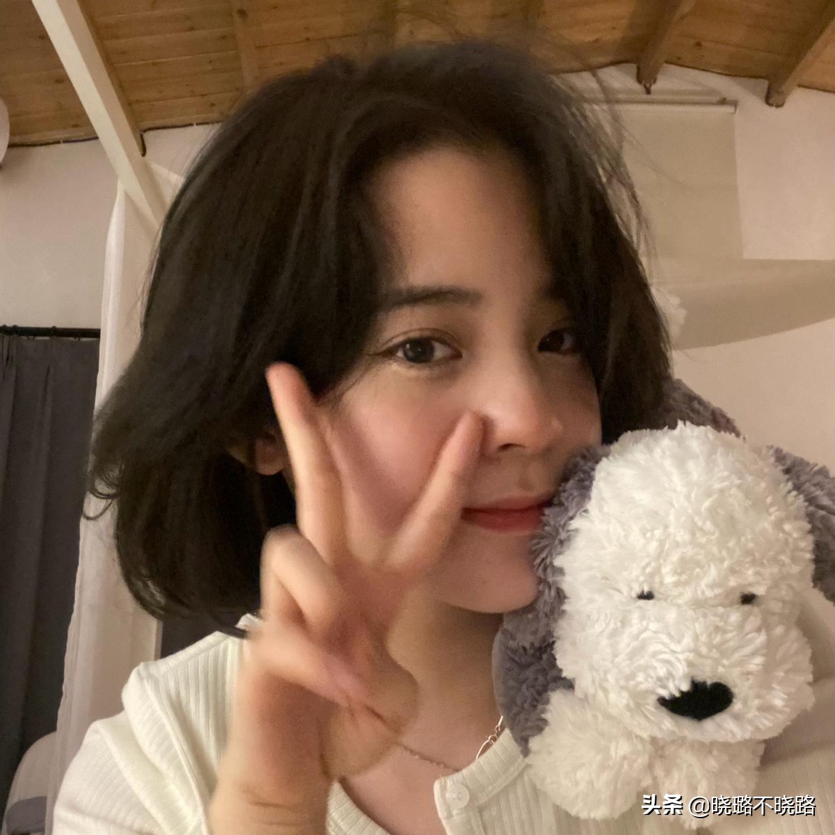 女人40岁以后还是化点淡妆好看,皮肤偏白适合怎么化淡妆