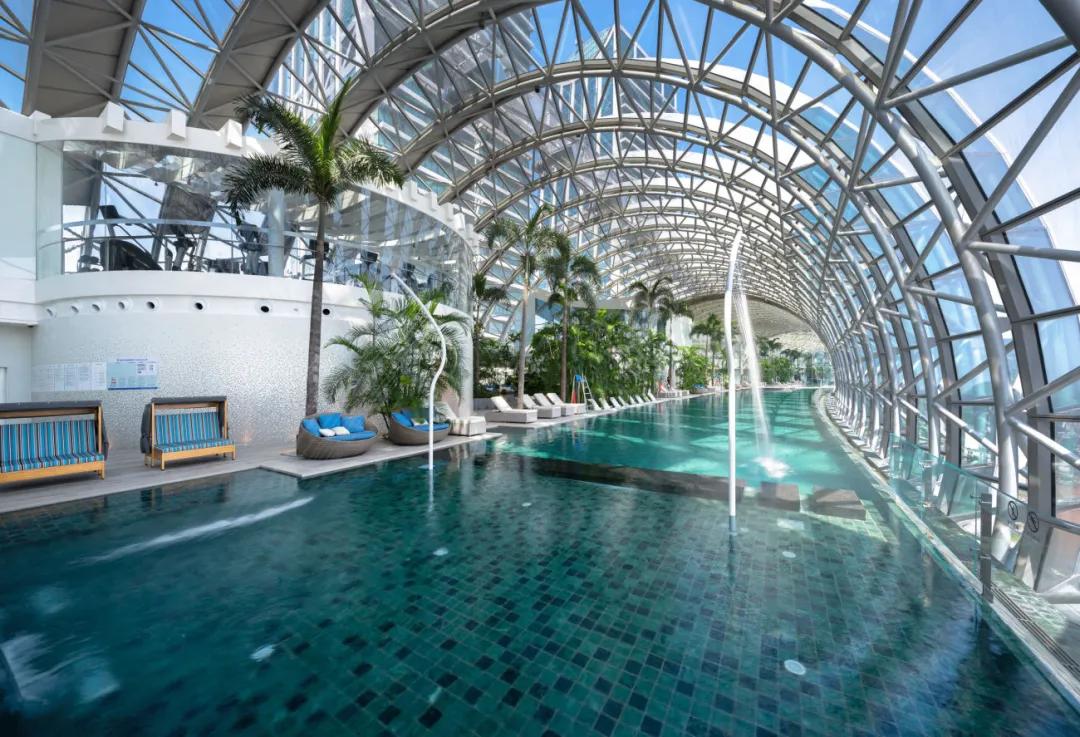 夏日清凉好去处泳池,夏日玩水胜地无边际泳池