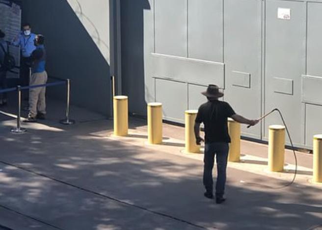 澳男子手持长鞭在中国领事馆门外咒骂，称戴口罩的人故意传播病毒