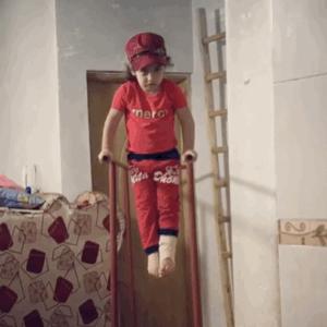 拥有6块腹肌的5岁孩子，人送外号“小泰山”！成年人都要跪了……