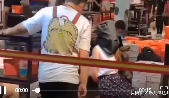 商场公开卖假鞋被带走，消费者在商场买到假货应当如何处理？