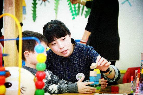 怎么启发孩子玩积木的勇气和兴趣,拼积木可以锻炼孩子的左右脑