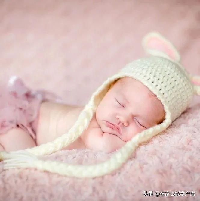 宝宝睡觉偏头怎么纠正最有效,如何防止宝宝睡偏头及补救方法