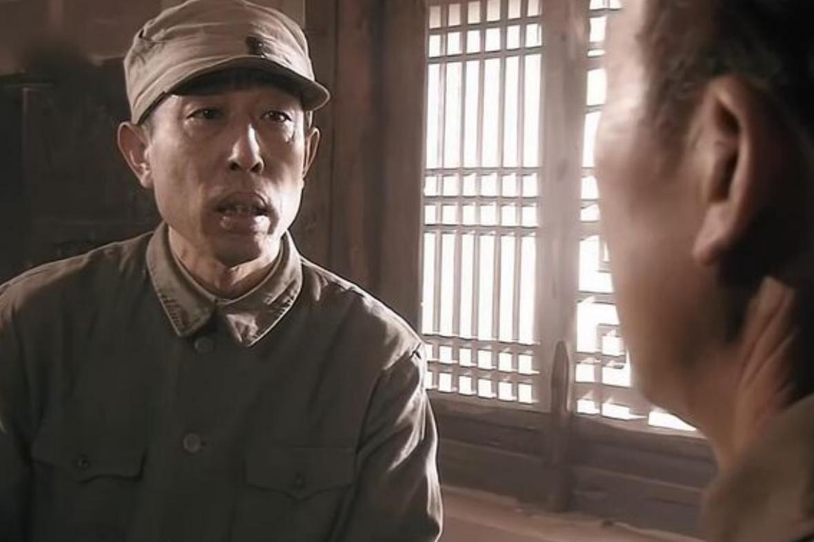 老红军嫌官小，扒开衣服让毛主席看伤疤，毛主席：我不识数