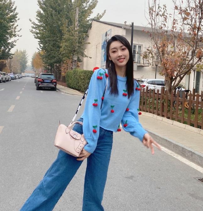 外套搭配什么毛衣好看,黑色国风外套搭配杨幂穿搭