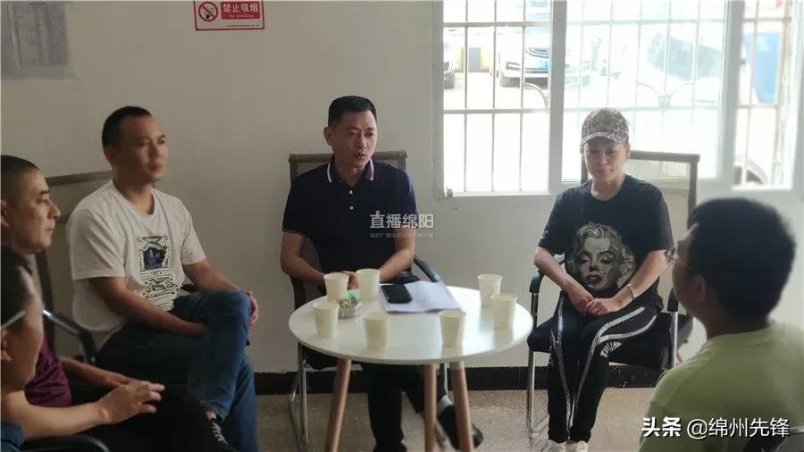 被救下的111条狗狗,一只金毛流浪狗被解救过程