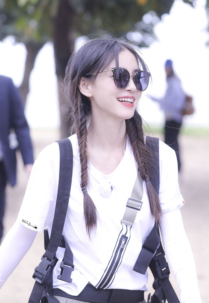 女生披头散发不显脸大的发型,今年流行哪三种发型减龄又显小