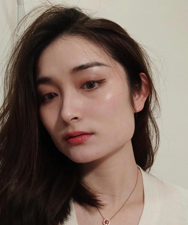 眉上刘海短发发型方脸,窄长方脸适合弯月眉吗