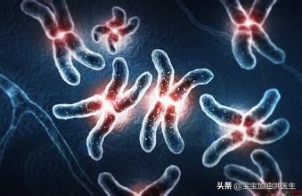 小宝宝的肚子上有一个大泡泡,宝宝脑袋上面痱子一样的小泡泡