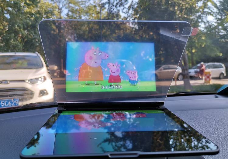 百路达HUD:听歌追剧看小猪佩奇?这才是车载导航的正确打开方式