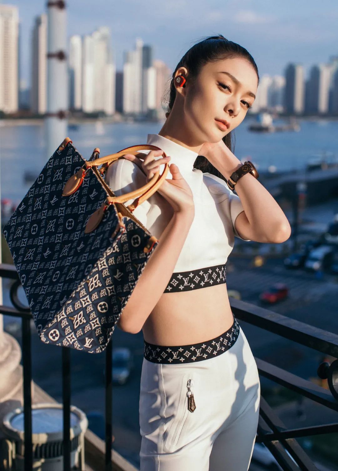 这才爆红一年就这么能“装”了?3w的包一背我都认不出来了…