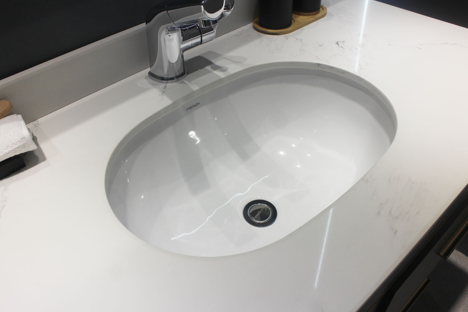 干湿不分离卫生间怎么选浴室柜,卫生间外的浴室柜怎么选比较实用