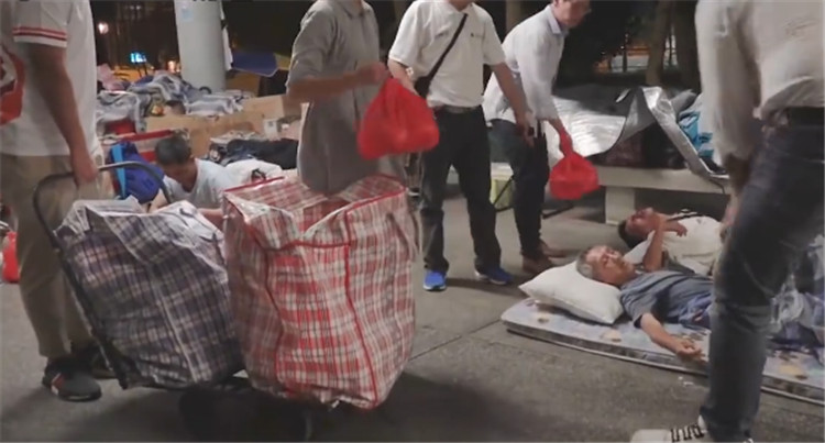 住鸽子笼真有那么好吗,香港人住鸽子笼的真实生活