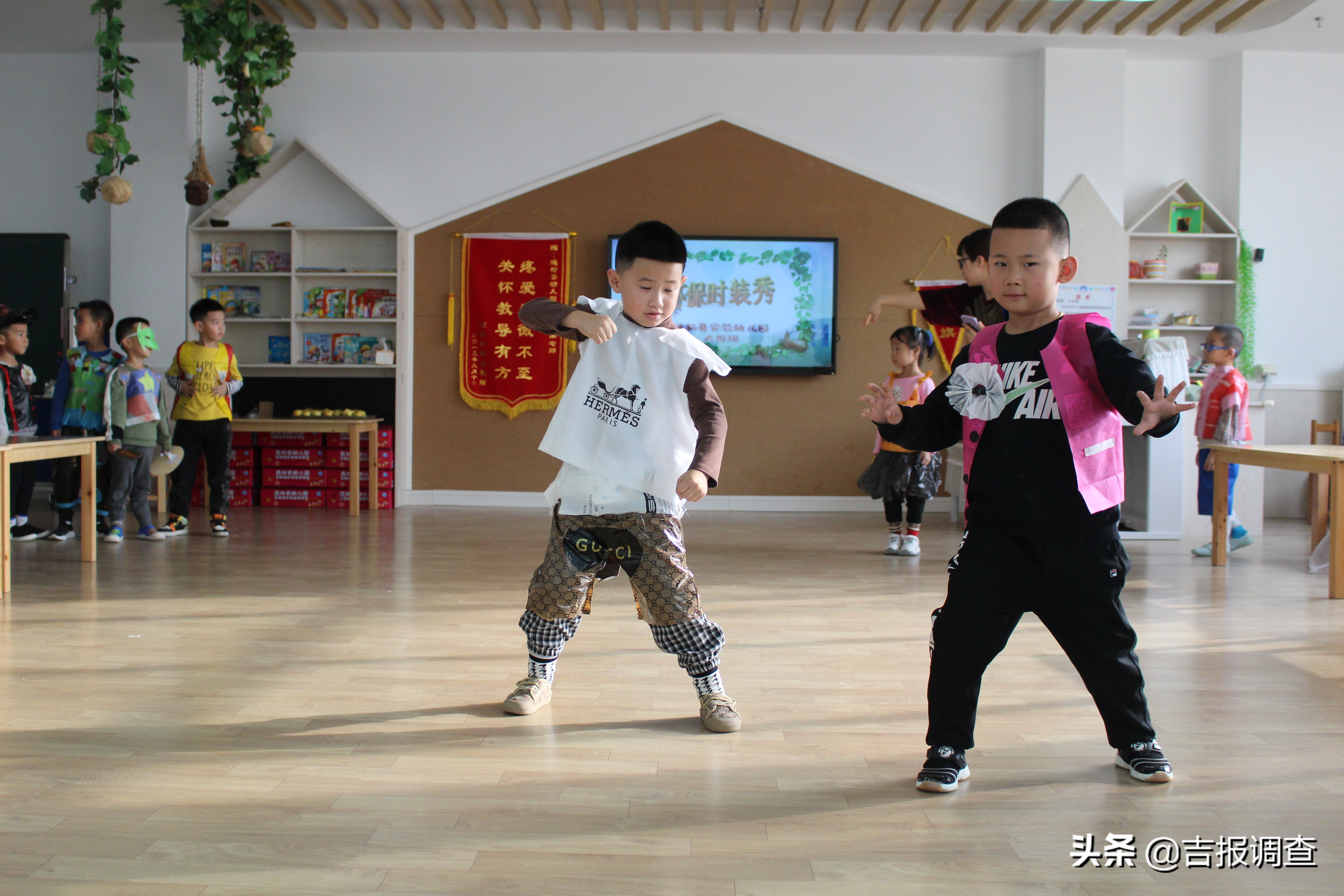 废纸壳做衣服幼儿园,废旧纸壳制作幼儿园