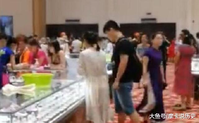 导游把游客锁在芽庄购物店内，须待一个半小时，网友：谁叫你有钱