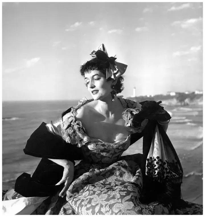 21岁离婚，后成为YSL的灵感缪斯，这个法国女人美了近半个世纪