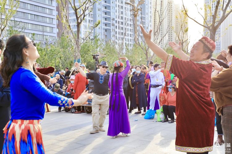 洛阳牡丹广场：*疆新**舞大联欢